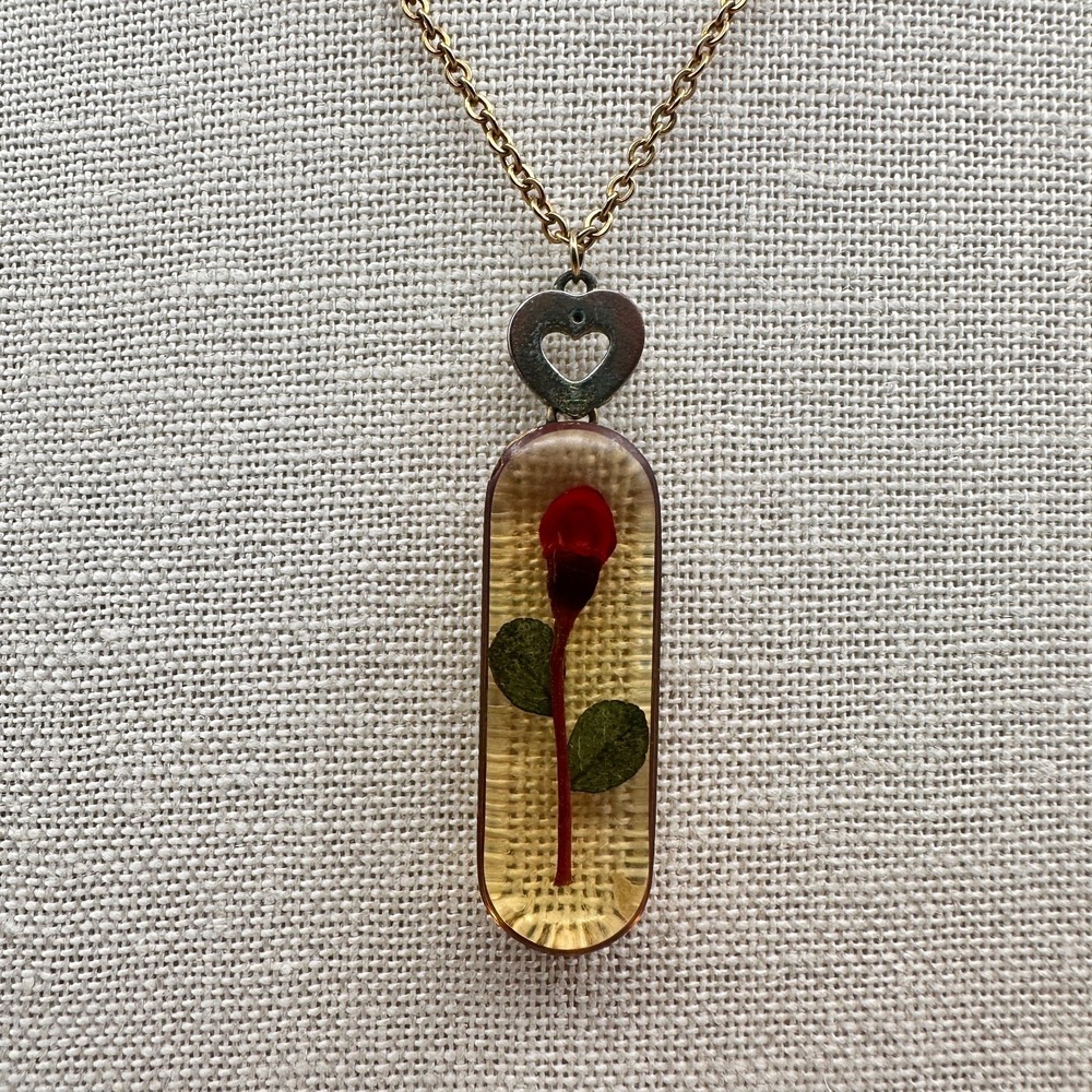 Vintage 80s Pressed Flower Resin Rectangle Pendant Necklace Heart Accent Jewelry